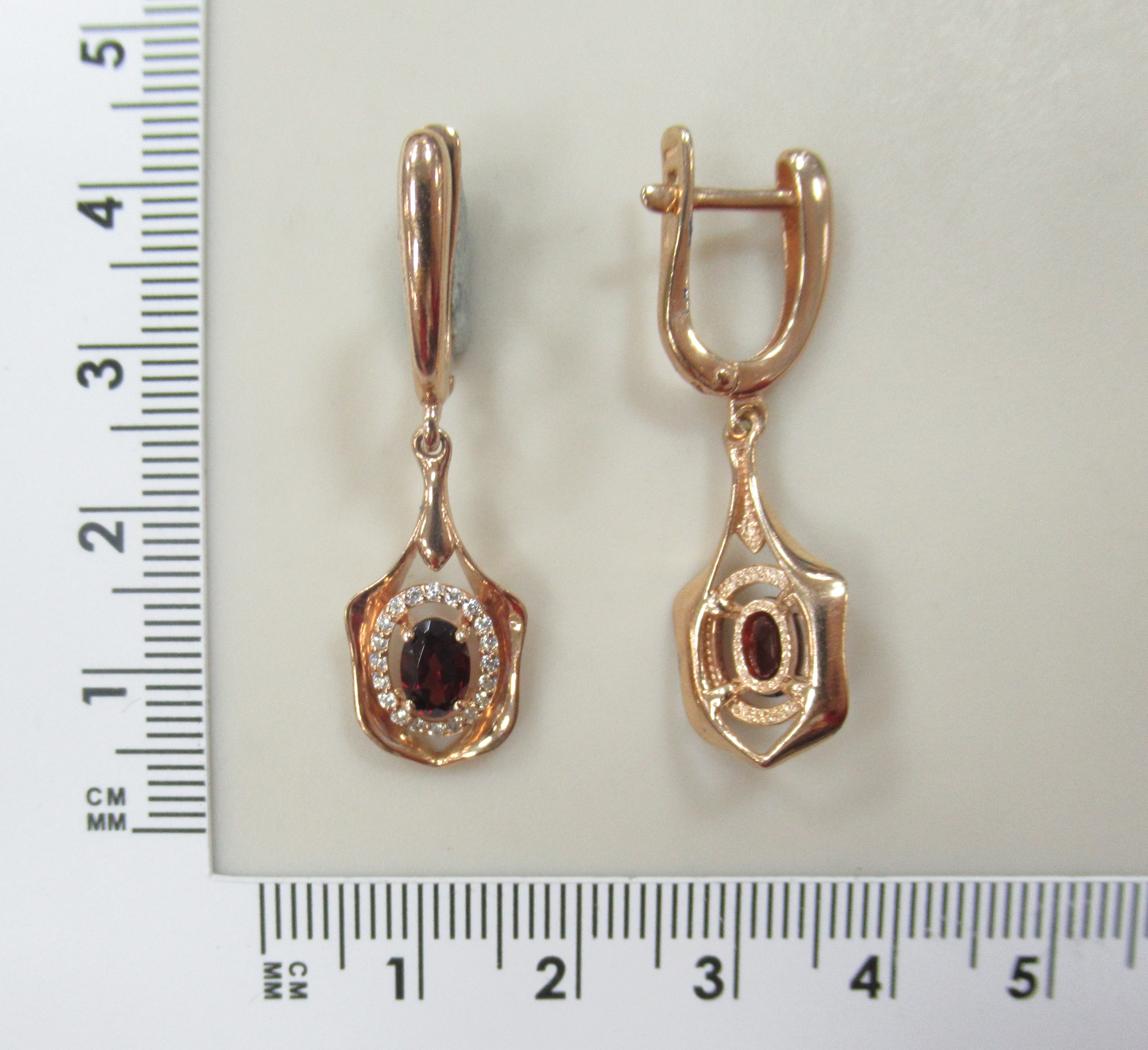 Серебряные серьги 925 пробы; вставки 2 Гранат; 40 Куб. Цирконий;